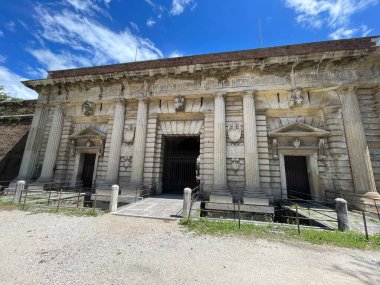 Tarihi çatıları ve ortaçağ mimarisi olan Verona şehir manzarası