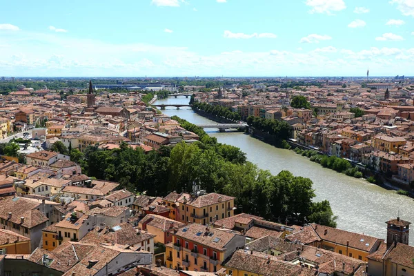 Tarihi çatıları ve ortaçağ mimarisi olan Verona şehir manzarası