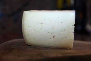 Morbier, Tomme, Comt ve Camembert gibi sert ve yumuşak tipler de dahil olmak üzere çeşitli gurme peynirler kırsal yiyecekler ve aşçılık fotoğrafçılığı için sergilenmektedir..