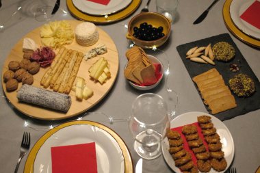 Doğal dokular ve dilimlenmiş parçalarla sergilenen zanaatkar peynirleri