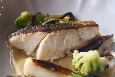 Tabakta Pişmiş Balık Yemeye Hazır