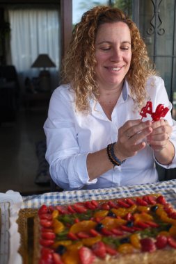 Masada 47 Numara Mum ve Hediye Kutuları olan Doğum günü Pastası
