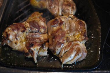 Pişirilmiş Tavuk Kanatları. Tabakta hazır.