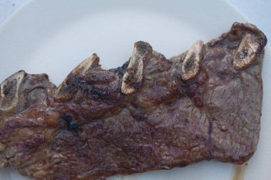 Izgara Churrasco usulü et ızgarada veya tabakta servis edilir.