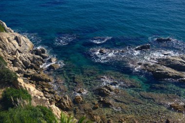 Okyanus Dalgaları 'nın Rocky Sahili' ne çarpmasının hava görüntüsü