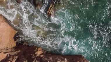 Okyanus Dalgaları 'nın Rocky Sahili' ne çarpmasının hava görüntüsü
