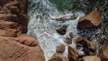 Okyanus Dalgaları 'nın Rocky Sahili' ne çarpmasının hava görüntüsü