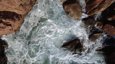 Okyanus Dalgaları 'nın Rocky Sahili' ne çarpmasının hava görüntüsü