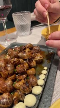 Geleneksel İspanyol Tabağında Pişmiş Salyangoz