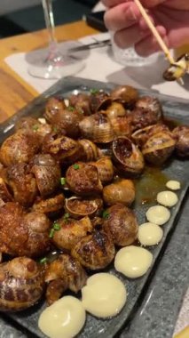 Geleneksel İspanyol Tabağında Pişmiş Salyangoz