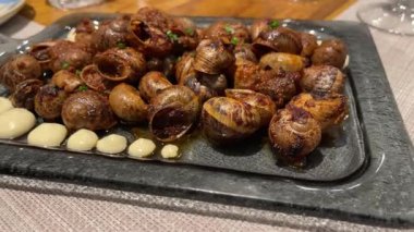 Geleneksel İspanyol Tabağında Pişmiş Salyangoz