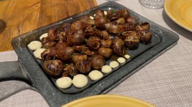 Geleneksel İspanyol Tabağında Pişmiş Salyangoz