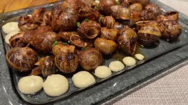 Geleneksel İspanyol Tabağında Pişmiş Salyangoz