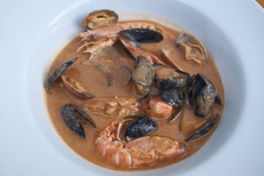 Karidesli taze deniz ürünleri, Scampi, midye ve midye.