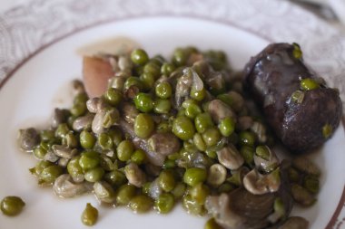 Geleneksel Pastırmalı Yumurtalı Yeşil Bezelye