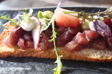 Kurutulmuş ton balığı, dilimlenmiş ve servis edilmiş.