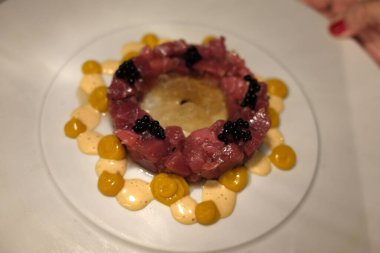 Taze Ton Balığı, gurme aperatifi olarak servis edildi.