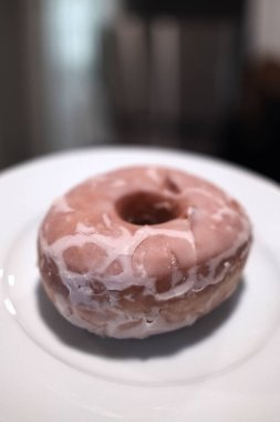 Tabaktaki çeşitli jöleli çörekler