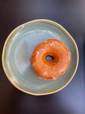 Tabaktaki çeşitli jöleli çörekler