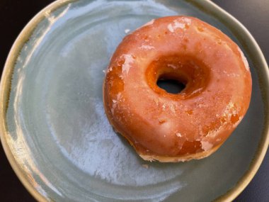 Tabaktaki çeşitli jöleli çörekler