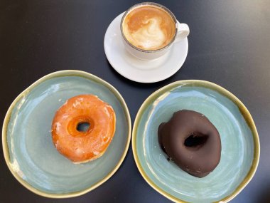 Tabaktaki çeşitli jöleli çörekler