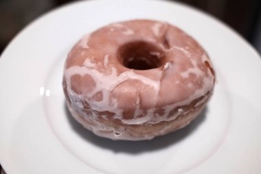 Tabaktaki çeşitli jöleli çörekler