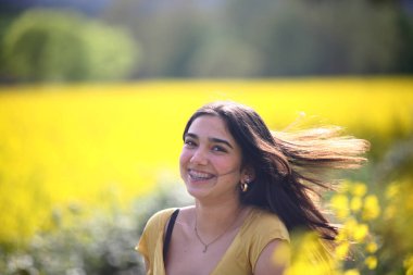 Baharda Sarı Çiçek Tarlasında Bekleyen Genç Kız