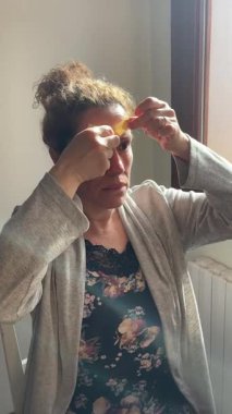 Yaşlanma Karşıtı Güzellik Rutini Olarak Yüz Bantlaması Yapan Kadın