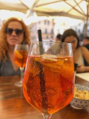 Aperol Spritz Kokteylinden Hoşlanan Kadın