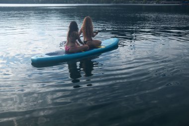 Yazın Sörf Yapan Kadın