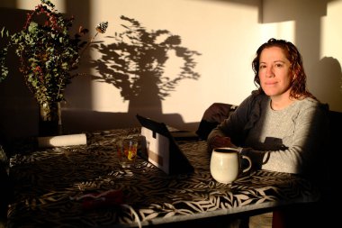 Dijital Aygıtlar Üzerinde Oturan ve Çalışan Kadın