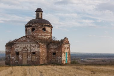 Yalnız bir kilise sonbahar manzarada terk