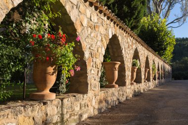 Batan güneşin taş duvar