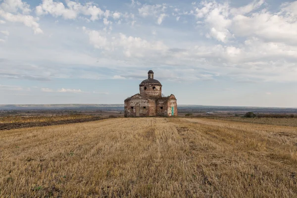 孤独的被遗弃的教堂在秋季景观 — 图库照片