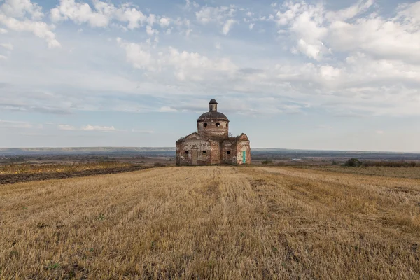 Yalnız bir kilise sonbahar manzarada terk