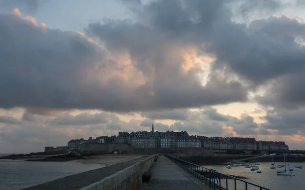 Pohled ze Saint-Malo při východu slunce — Stock fotografie