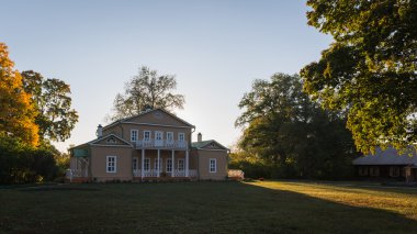 Sıcak Sonbahar akşam eski Estate