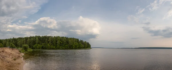 Панорамный вид на озеро после летней бури — стоковое фото