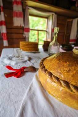 Geleneksel Rus sofrası, karavalı ekmek somunu, konukseverlik ve halk kültürünün sembolü..