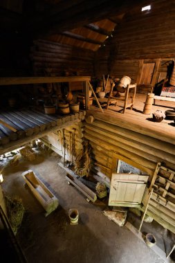 Doğal ahşap duvarları ve kırsal atmosferi olan geleneksel bir ahşap kulübe..