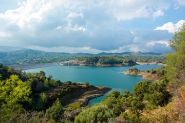 Huzurlu Orman Gölü Manzarası Huzurlu Doğa Manzarası. Yüksek kalite fotoğraf