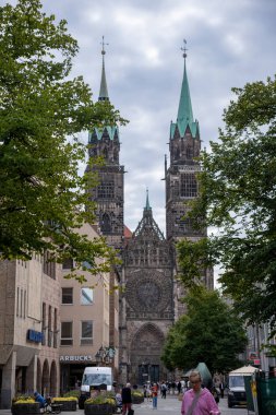Almanya 'nın Nuremberg kentindeki Gotik St. Lorenz Kilisesi, 2. Dünya Savaşı' ndan sonra yenilenen muhteşem vitray, büyük organ ve ortaçağ mimarisi.