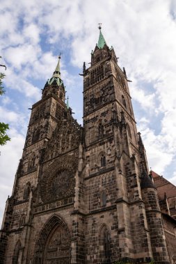 Almanya 'nın Nuremberg kentindeki Gotik St. Lorenz Kilisesi, 2. Dünya Savaşı' ndan sonra yenilenen muhteşem vitray, büyük organ ve ortaçağ mimarisi.