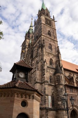 Almanya 'nın Nuremberg kentindeki Gotik St. Lorenz Kilisesi, 2. Dünya Savaşı' ndan sonra yenilenen muhteşem vitray, büyük organ ve ortaçağ mimarisi.