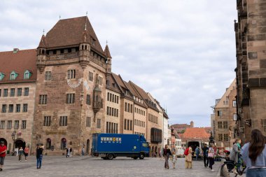 Karolinenstrae, Nuremberg, Almanya 'daki Nassauer Haus' ta Gotik mimarisi, kırmızı kumtaşı cephesi ve şehir merkezinde tarihi cazibesi olan ortaçağ kulesi..
