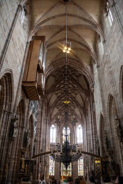 Almanya 'nın Nuremberg kentindeki Gotik St. Lorenz Kilisesi, 2. Dünya Savaşı' ndan sonra yenilenen muhteşem vitray, büyük organ ve ortaçağ mimarisi.