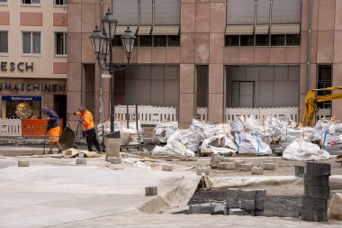 Nuremberg, Almanya 'daki Lorenzer Platz' da tarihi binalar, Saint Lorenz Kilisesi ve parlak gün ışığında büyüleyici eski kasaba mimarisi yer alıyor..