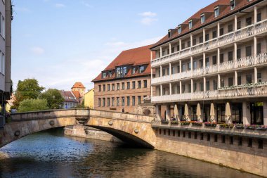 Almanya 'nın Nuremberg kentindeki Pegnitz Nehri üzerindeki Müze' den tarihi Fleischbrcke manzarası, eski kasaba mimarisi, yansımaları ve büyüleyici şehir manzarası.