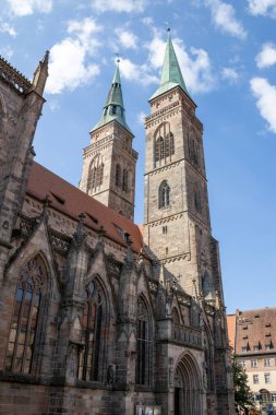 Almanya, Nuremberg 'deki St. Sebald Kilisesi, etkileyici vitraylı pencereleri, sanat eserleri ve eski kentte büyük tarihi bir organı olan Gotik bir Lüteryen simgesi..