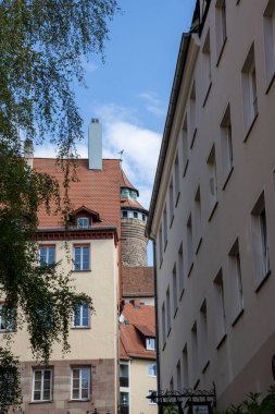 Almanya 'dan Majestic Kaiserburg Nrnberg, 11. yüzyıl kaleleri, kraliyet sarayı, bahçeler, Sinwellturm kulesi ve panoramik şehir manzaraları, seyahat ve tarih içeriği için mükemmel.